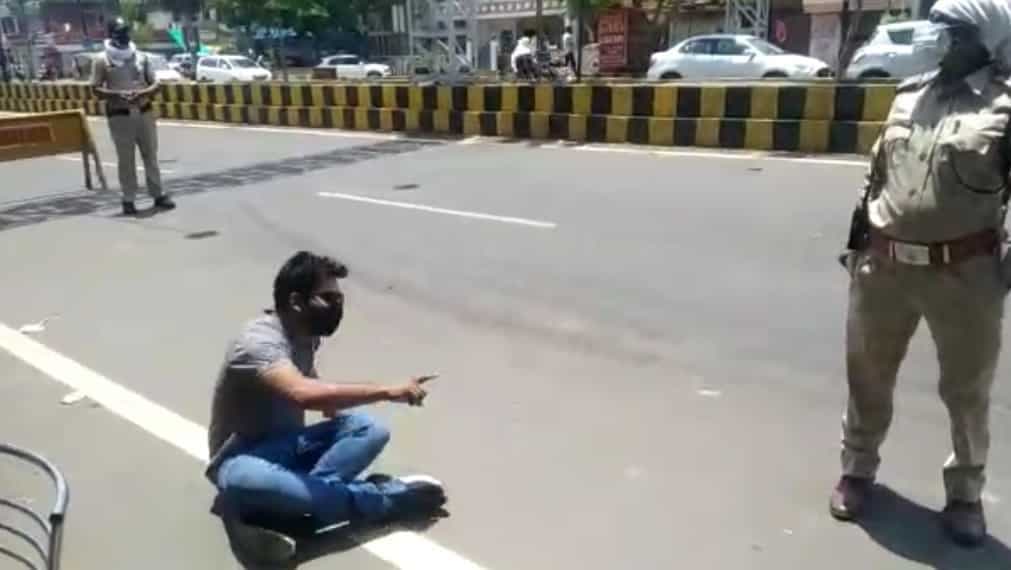 कोरोना कर्फ्यू : महिला थाना प्रभारी ने थप्पड़ मारा तो बीच सड़क पर बैठ गया युवक