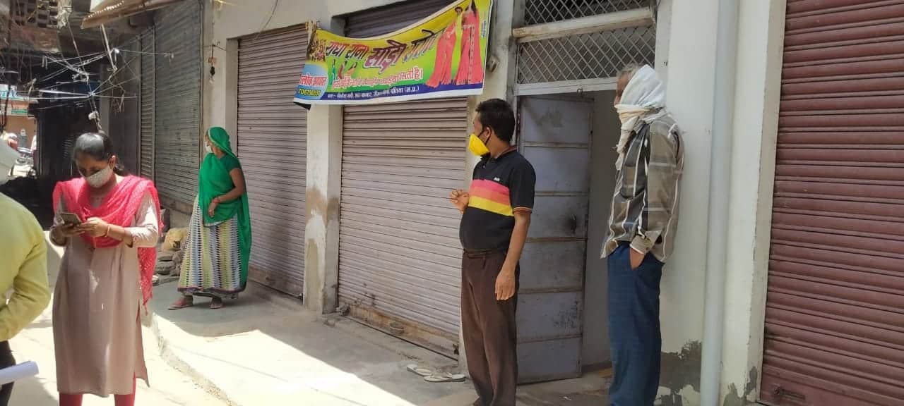 सेवढ़ा में साड़ी सेंटर पर तहसीलदार की सख्त कार्रवाई, दुकान की सील