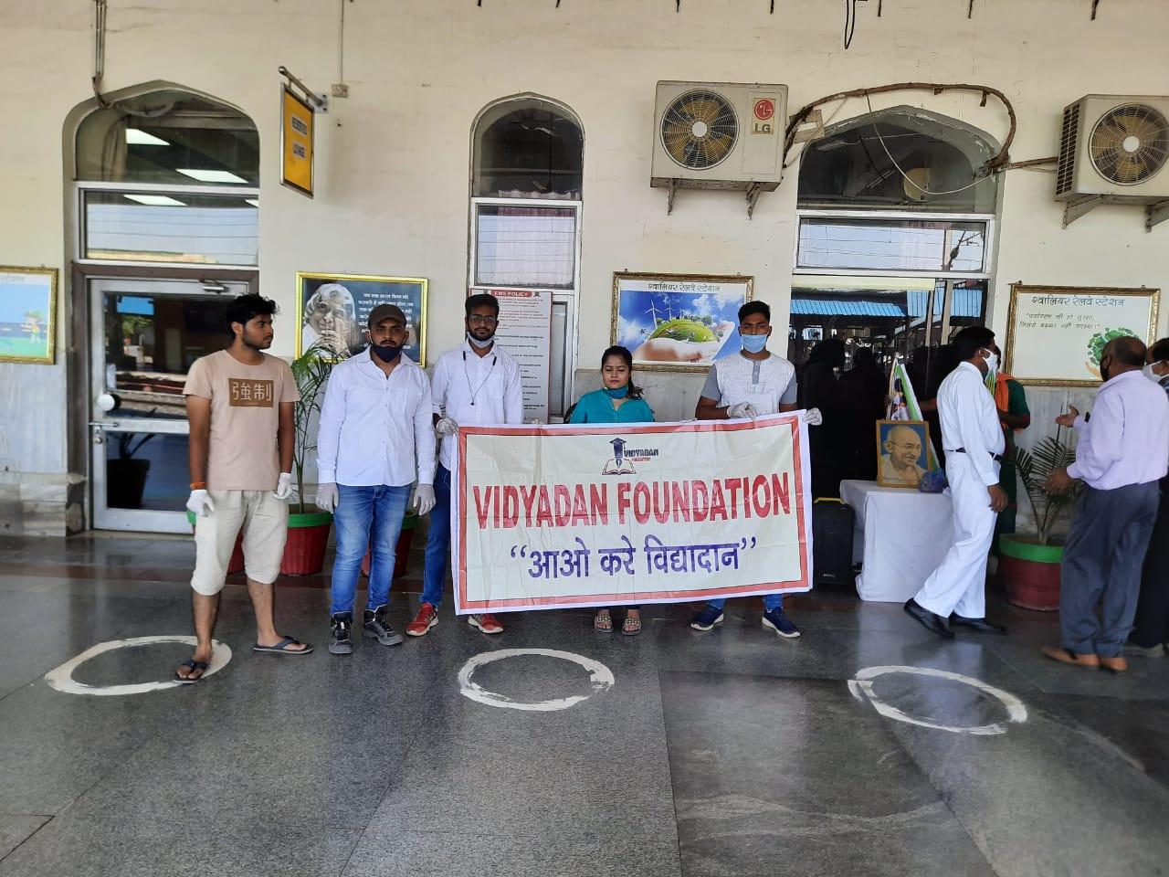 युवाओं ने बनाया 300 वॉलिंटियर्स का ग्रुप, तीन राज्यों में कर रहे कोरोना पीड़ितों को मदद