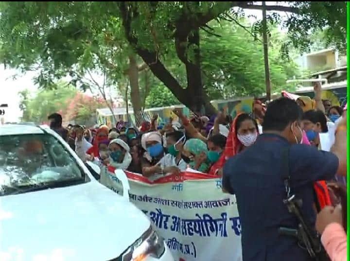 गृह मंत्री डॉ. नरोत्तम मिश्रा की गाड़ी का आशा कार्यकर्ताओं ने किया घेराव, नियमितीकरण की मांग की