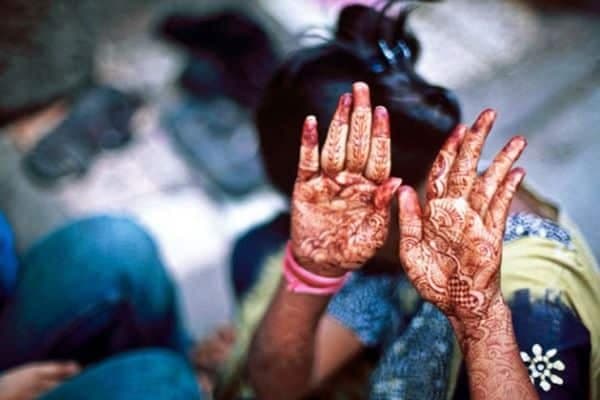 नाबालिक की जबरदस्ती कर रहे थे शादी, घर छोड़कर भागी, खजुराहो में पुलिस ने पकड़ा, भागने की बताई यह वजह