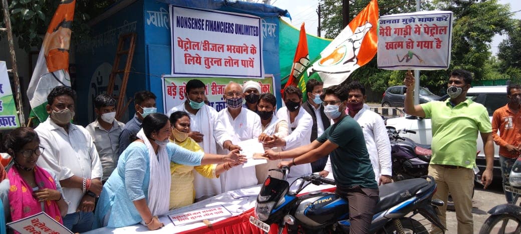 पेट्रोल डीजल भरवाने के लिए यहाँ मिल रहा लोन, लोगों की लगी भीड़