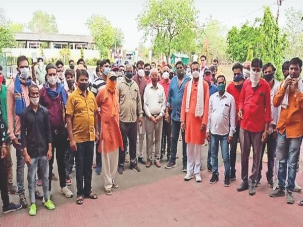 VIDEO VIRAL: होटल संचालक ने दलित युवक को खाना देने से किया इंकार, कहे जातिसूचक शब्द