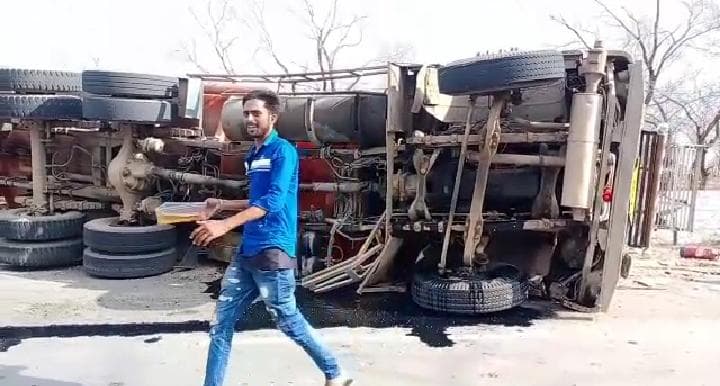 शिवपुरी : पेट्रोल डीजल से भरा टैंकर पलटा, क्लीनर सड़क पर तड़पता रहा, लोग लूटते रहे तेल