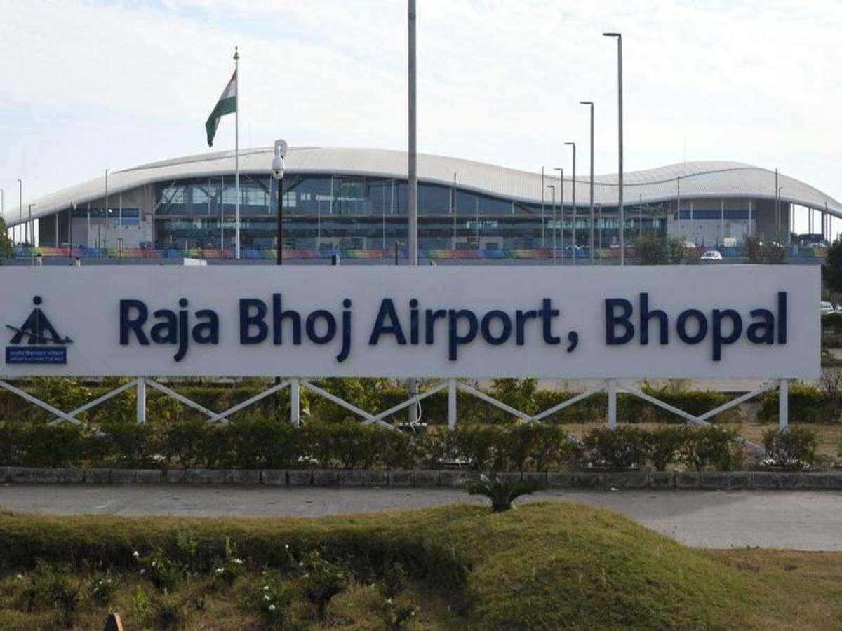 IAS ने लगाया पत्नी पर मोबाइल चोरी का आरोप,  एयरपोर्ट पर हुई जांच