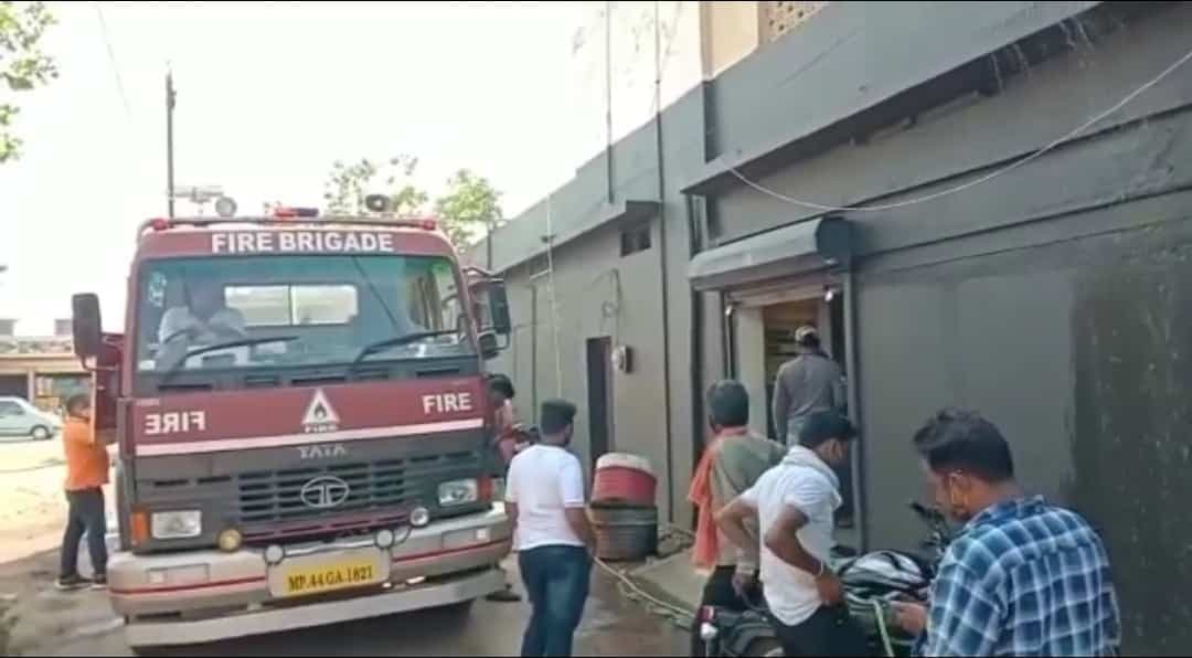 राॅयल एनफील्ड बुलेट शोरूम की छत पर आग, बड़ा हादसा टला