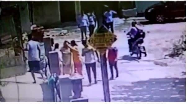 VIDEO: MP में BJP सांसद की रिश्तेदार और पूर्व MLA की चचेरी बहन से मारपीट, 2 घंटे बैठी रही थाने में