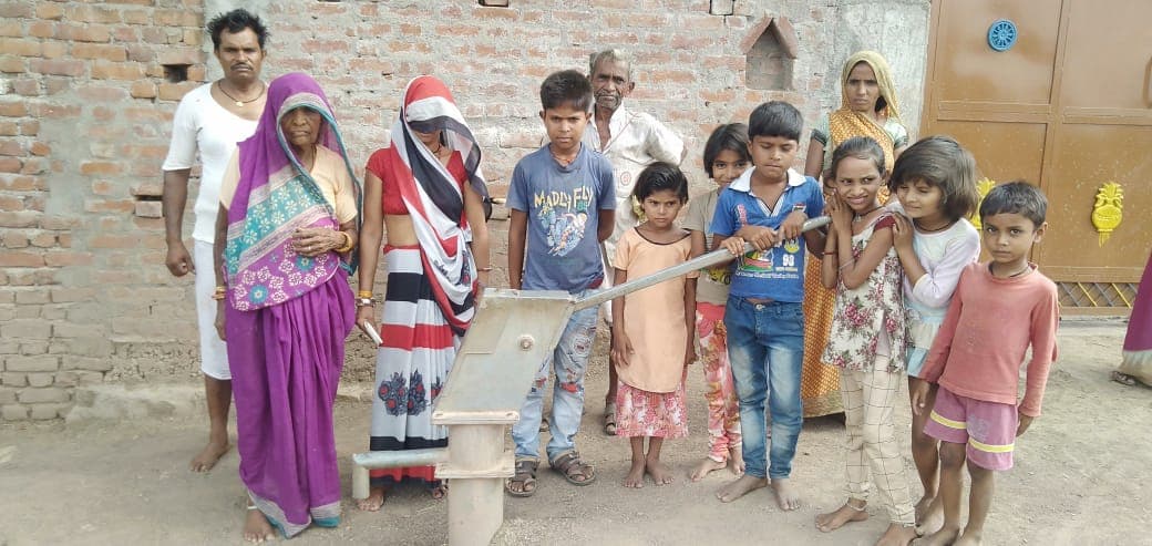पेयजल की समस्या से ग्रामीण परेशान, विधायक ने दिए हैण्ड पम्प सुधारने के आदेश