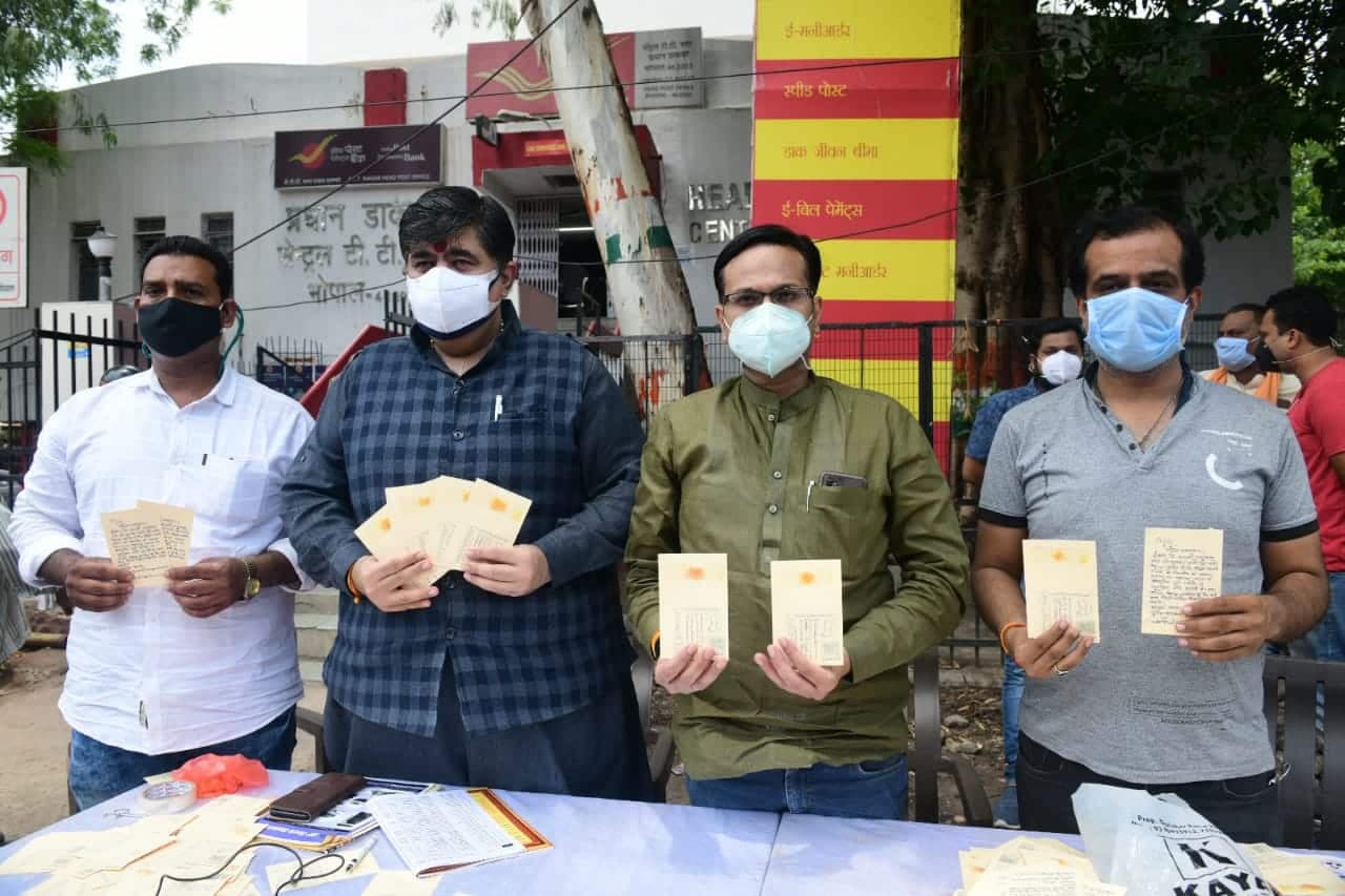 वैक्सीनेशन के लिए बीजेपी का जागरूकता अभियान, पीले चावल रखकर 5 हजार पोस्टकार्ड भेजे