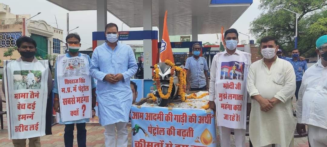पेट्रोल डीजल मूल्य वृद्धि: महिला कांग्रेस ने बजाई ढोलक, कांग्रेस नेता बैठे पेट्रोल पम्पों पर 
