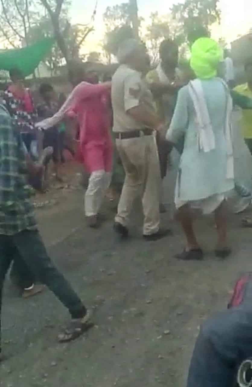 राजगढ़ : अवैध शराब जब्त करने गए पुलिसकर्मियों को आरोपियों ने घेरकर पीटा, वीडियो वायरल