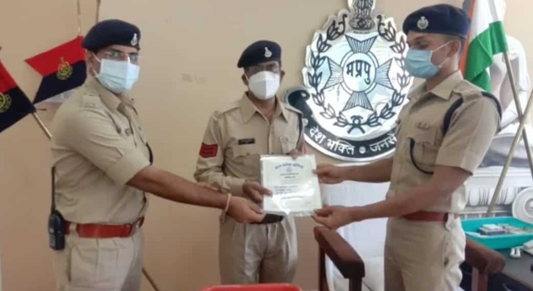 रतलाम : प्रधान आरक्षक बलराम पाटीदार का हुआ सम्मान, कारनामों को लेकर बने रहते हैं चर्चा का विषय