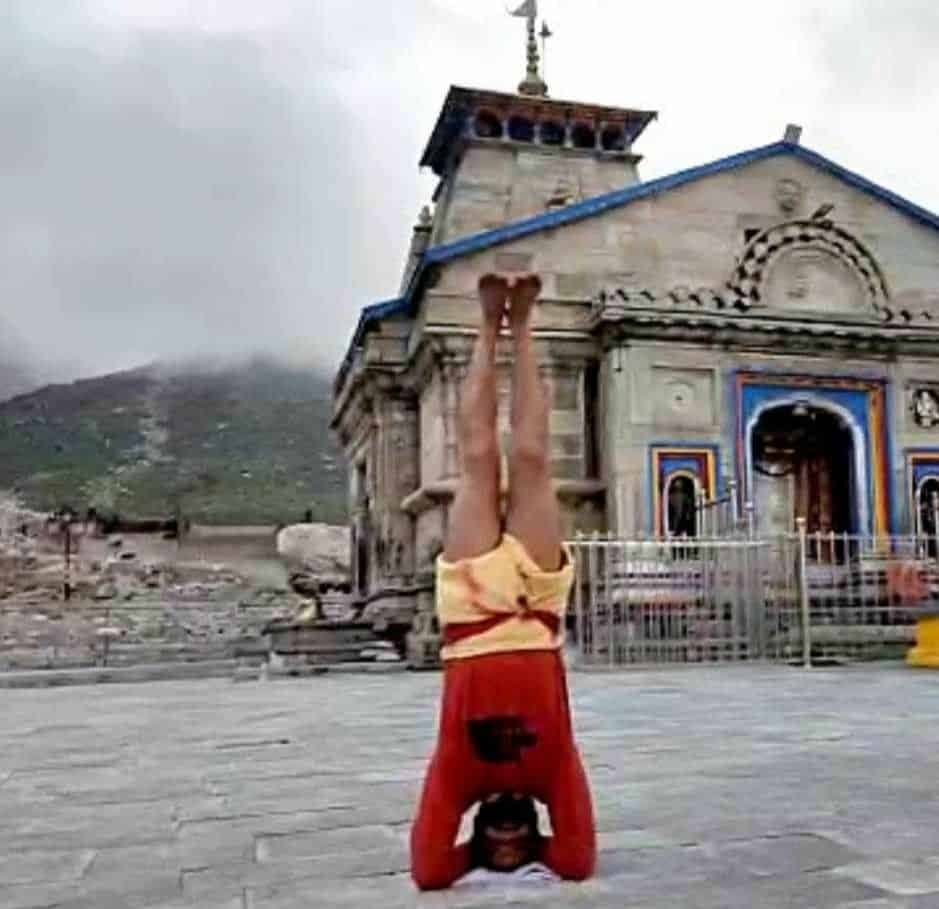 अगले 7 दिन तक शीर्षासन में रहेंगे पुजारी संतोष त्रिवेदी, केदारनाथ मंदिर के बाहर जारी प्रदर्शन