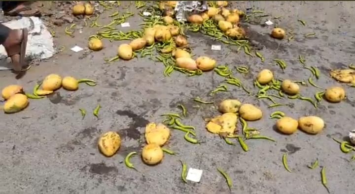 रतलाम प्रशासन की चालानी कार्रवाई से नाराज फल विक्रेता, गुस्से में सड़कों पर फेंके फल