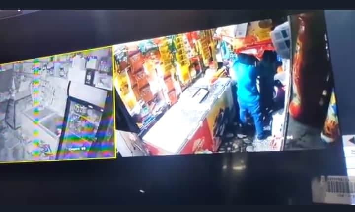 Chhatarpur : दुकान का ताला तोड़ चोर उड़ा ले गए हजारों रूपए, घटना सीसीटीवी में हुई कैद