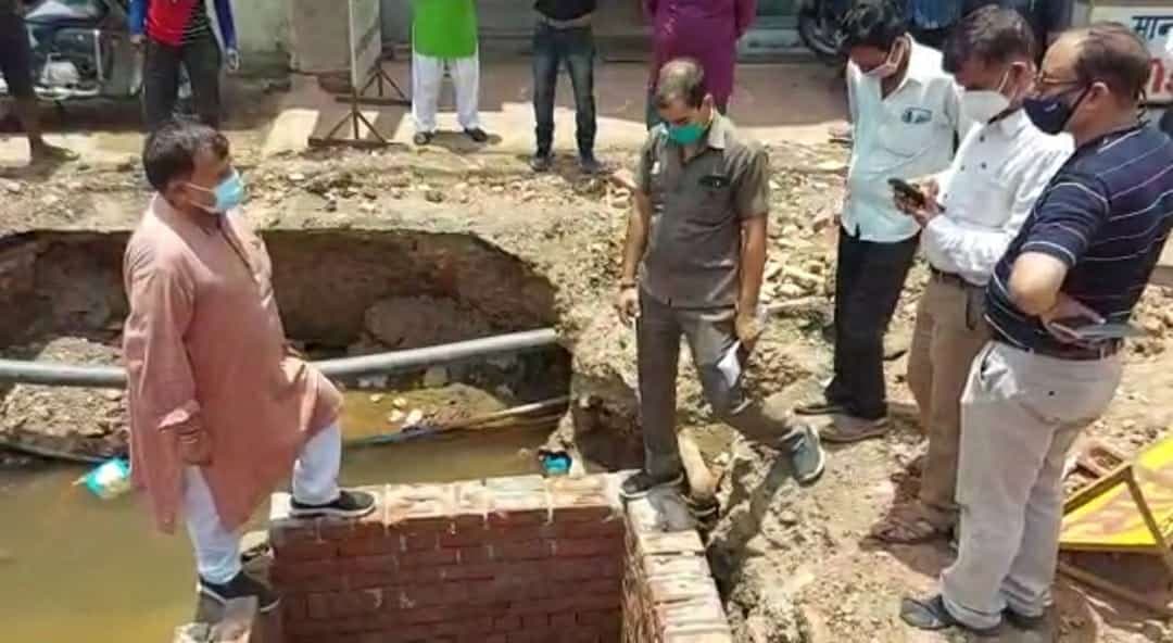 मंत्री जी की लात ने गिराई दीवार तो हरकत में आया प्रशासन, निगमायुक्त ने की कार्रवाई