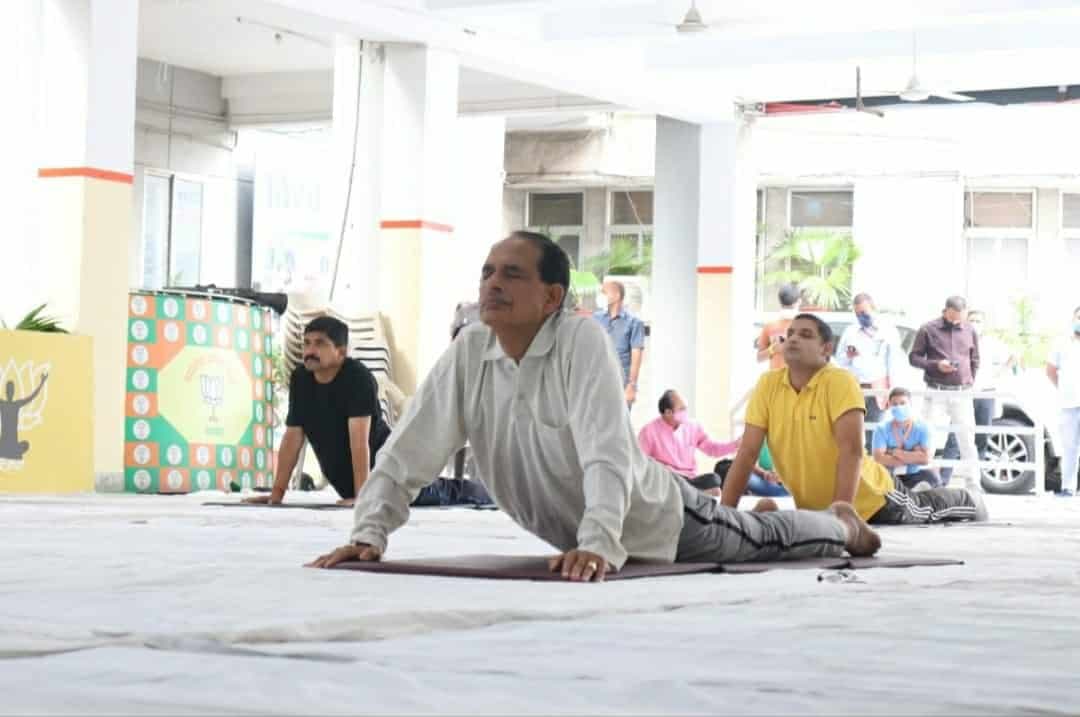 सीएम शिवराज ने BJP कार्यालय में किया योग, पीएम मोदी को दिया धन्यवाद