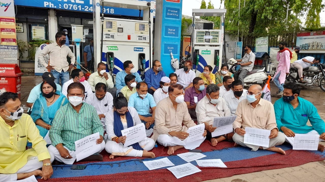 पेट्रोल डीजल मूल्य वृद्धि: कांग्रेस ने केंद्र सरकार पर लगाया जनता को प्रताड़ित करने का आरोप