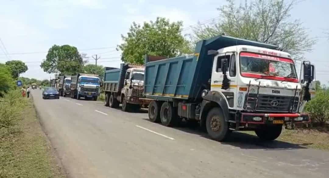 दबंगों ने कार अड़ाकर रेत से भरे डंपर रोके, बन्दूक की दम पर कराये खाली