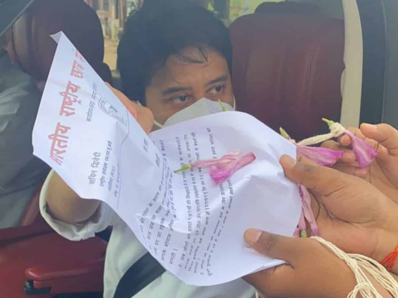 सिंधिया का घर में ही विरोध, अब NSUI ने दिये बेशर्म के फूल और बेशर्म की माला