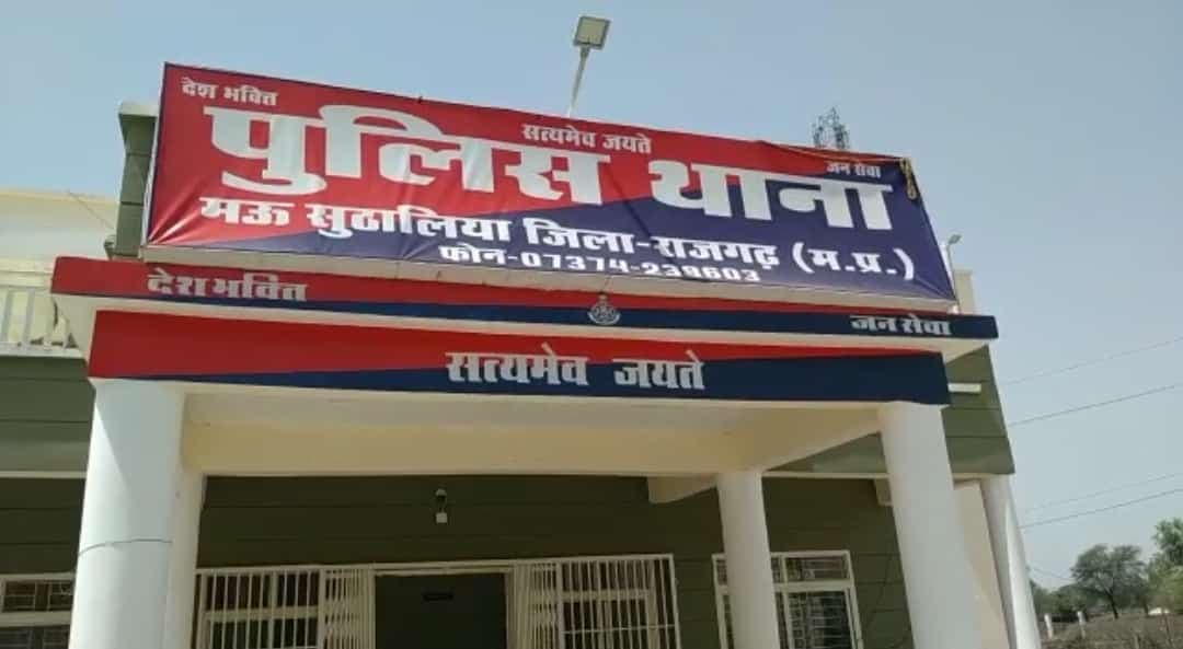 राजगढ़- मोबाइल की दुकान में चोरी करते चोर CCTV में हुए कैद