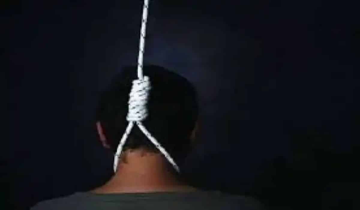 सागर में सड़क किनारे पेड़ पर फांसी के फंदे से झूलता मिला युवक का शव, पुलिस जांच में जुटी