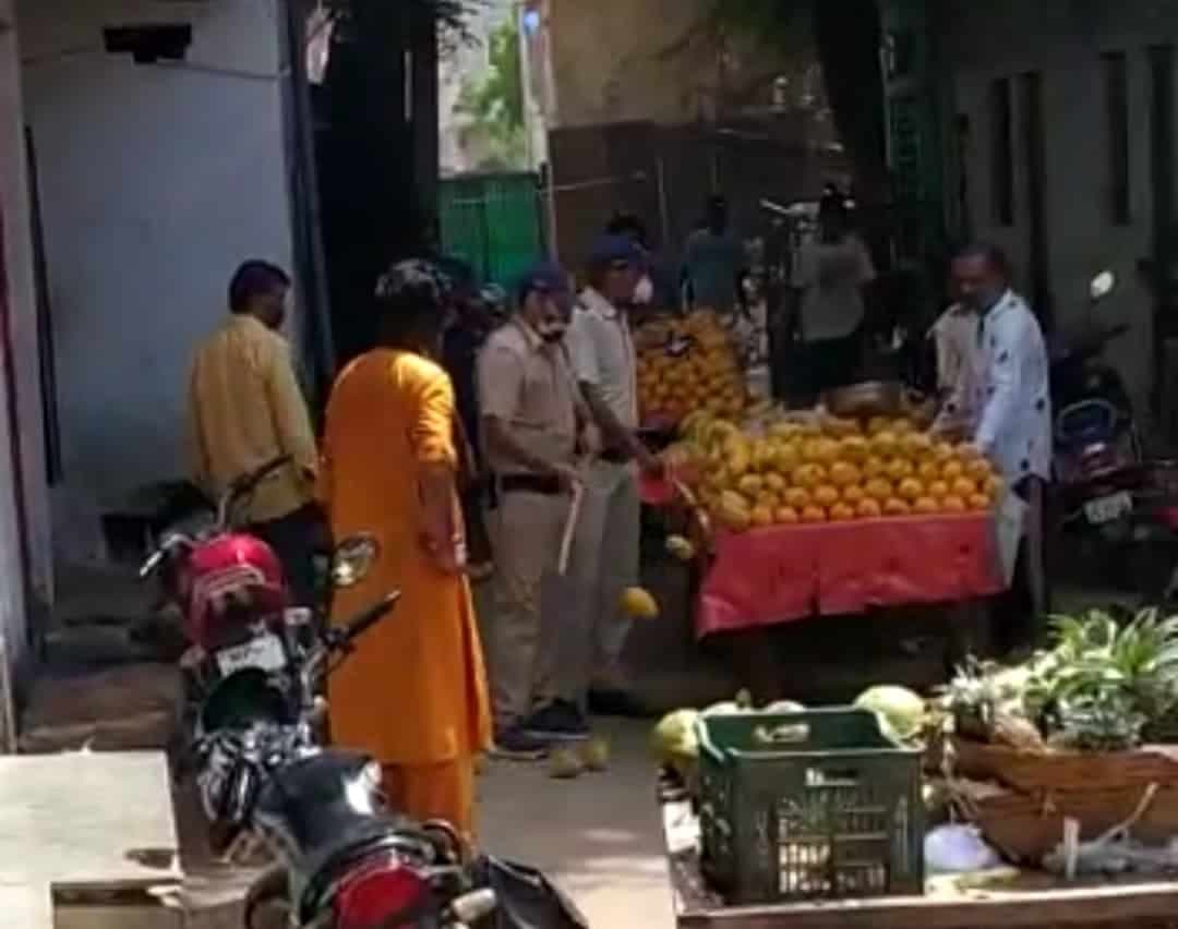 पुलिस की दबंगई, सड़क पर फेंके फल, देखें वीडियो