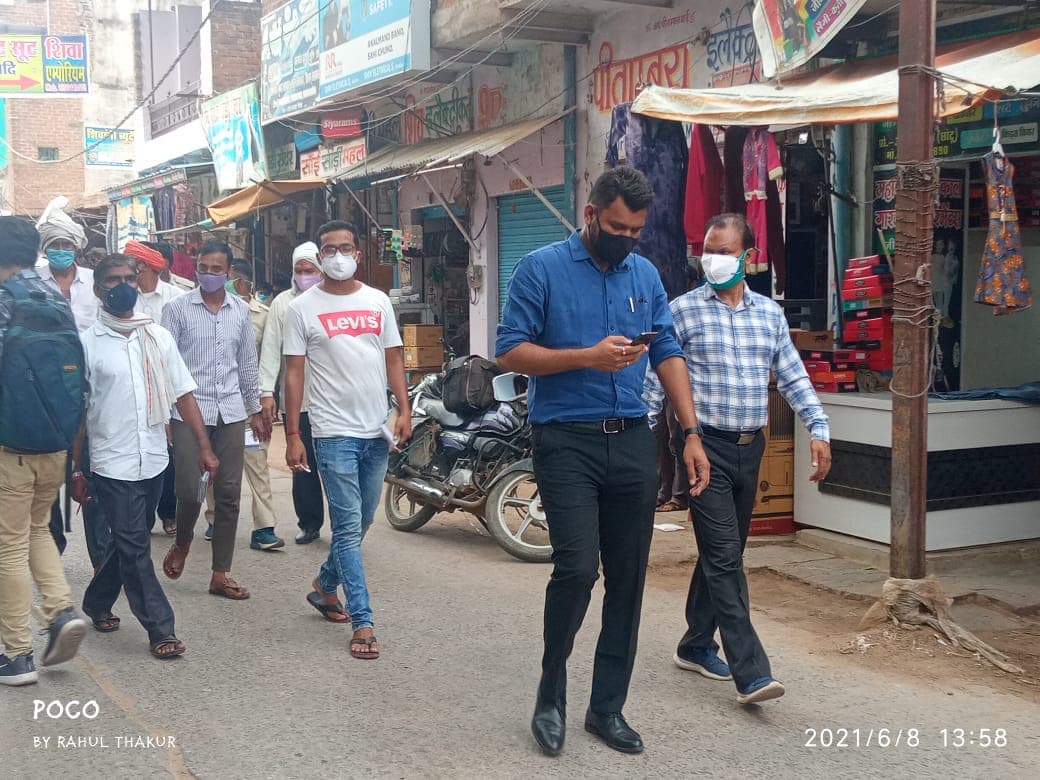 सेवढ़ा: बिना मास्क के घूम रहे थे लोग, सड़क पर उतरे डीएम और तहसीलदार ने की चालानी कार्रवाई