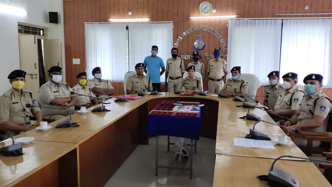 हीरे की लूट में शामिल 8 आरोपियों को पुलिस ने किया गिरफ्तार, दो नाबालिग भी