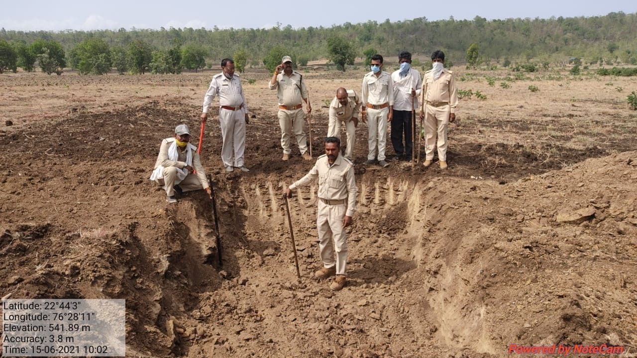 देवास :अतिक्रमण हटाने से नाराज हुए आदिवासी संगठन, एसडीओ कार्यालय पर की नारेबाजी