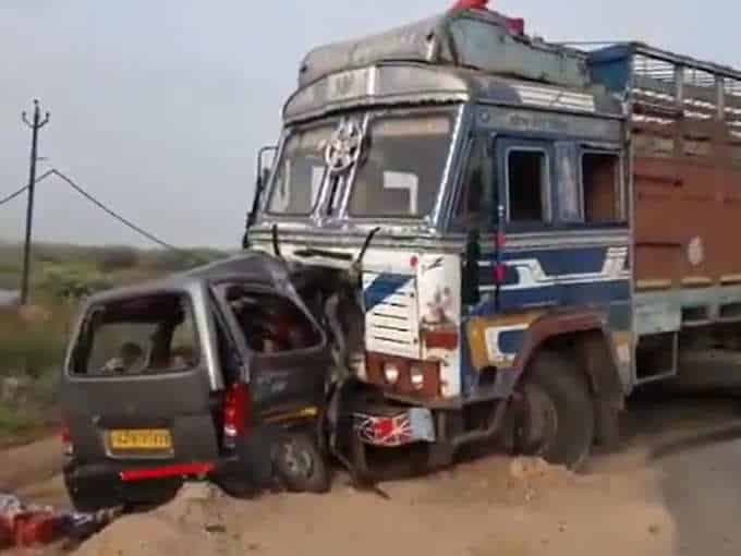 Road Accident: ट्रक में जा घुसी तेज रफ्तार कार, 10 लोगों की दर्दनाक मौत, CM ने जताया दुख