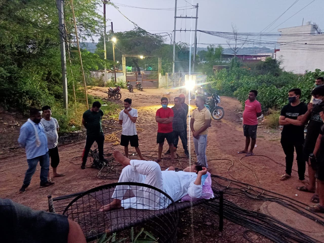 पूर्व मंत्री बोले-क्या बिजली दरों के लिए CM के दरवाजे बैठेंगे? ऊर्जा मंत्री ने दिया ये जवाब