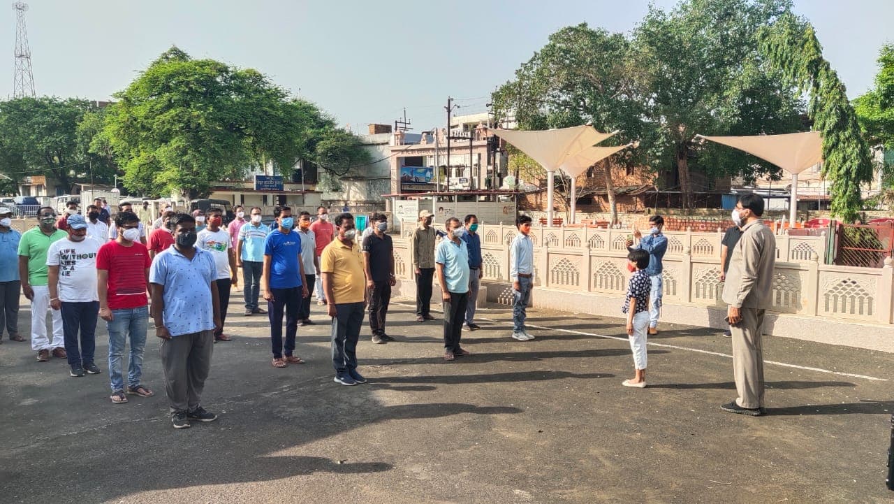 सीमित संख्या और सोशल डिस्टेंसिंग के बीच हुआ सामूहिक राष्ट्रगान और राष्ट्रगीत, ये विधायक भी रहे मौजूद