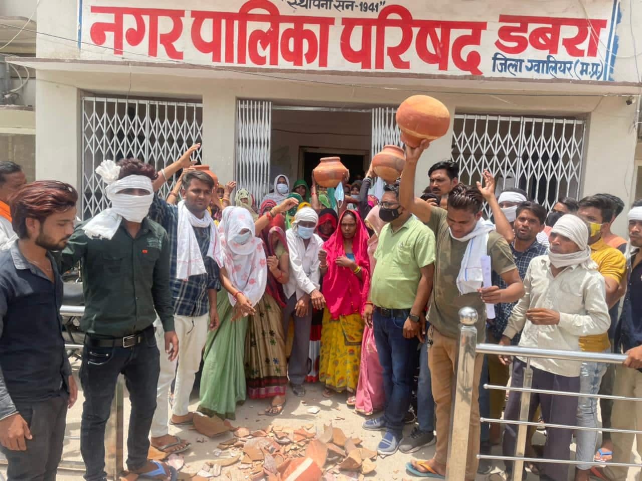 पानी की समस्या से परेशान लोगों ने मटके फोड़कर जताया आक्रोश