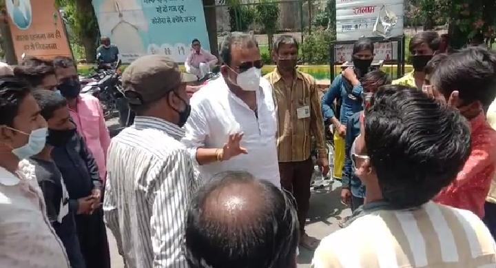 रतलाम में बंद काउंटर के बाहर तपती धूप में खड़े फल सब्जी विक्रेता हो रहे परेशान, अधिकारी नहीं ले रहे सुध
