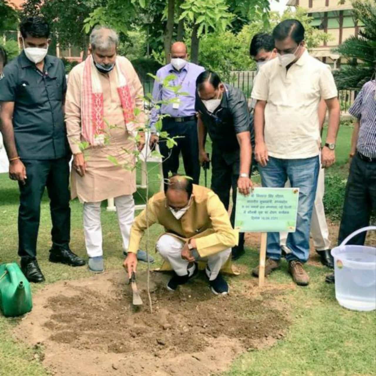 दिल्ली में भी संकल्प नहीं भूले मुख्यमंत्री शिवराज, मध्यांचल भवन में लगाया पौधा