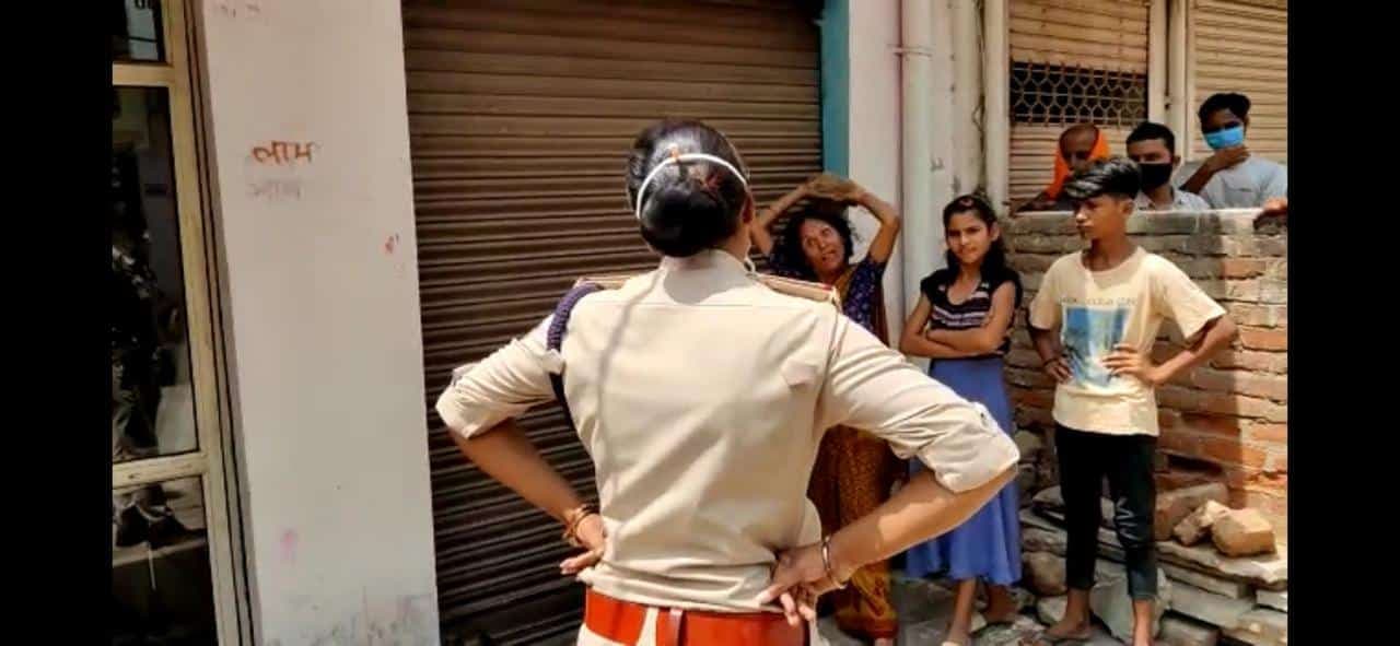 जांच करने गई पुलिस टीम पर महिला ने पत्थर से किया हमला, पुलिसकर्मी घायल