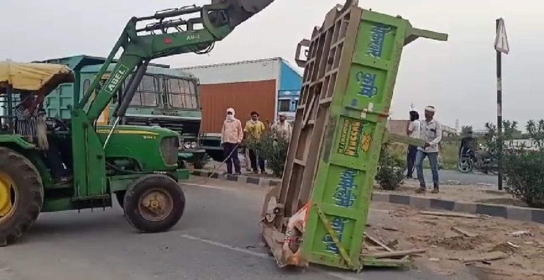 Morena: अवैध रेत से भरी ट्रैक्टर ट्रॉली को वन विभाग ने पकड़ा, वाहन जब्त, चालक फरार