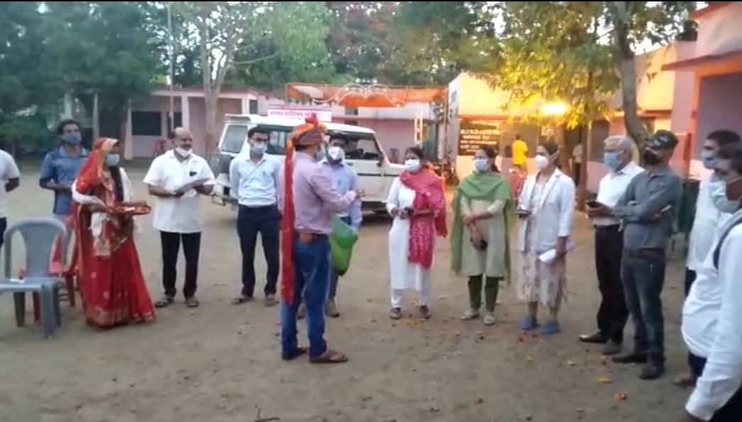 वैक्सीनेशन महाअभियान में दिखा अनूठा रंग, शादी के तुरंत बाद सेंटर पहुँचे नवदम्पत्ति