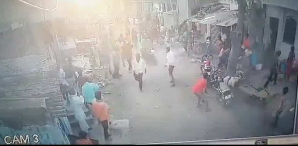 रतलाम : मामूली विवाद में दो पक्षों में चली तलवारें, घटना सीसीटीवी में कैद