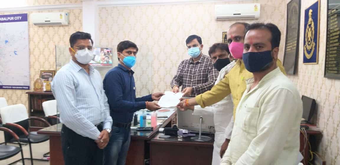 जबलपुर : कोतवाली थाना प्रभारी के खिलाफ भाजपा के मंडल अध्यक्ष लामबंद, पुलिस अधिकारीयों को सौंपा ज्ञापन