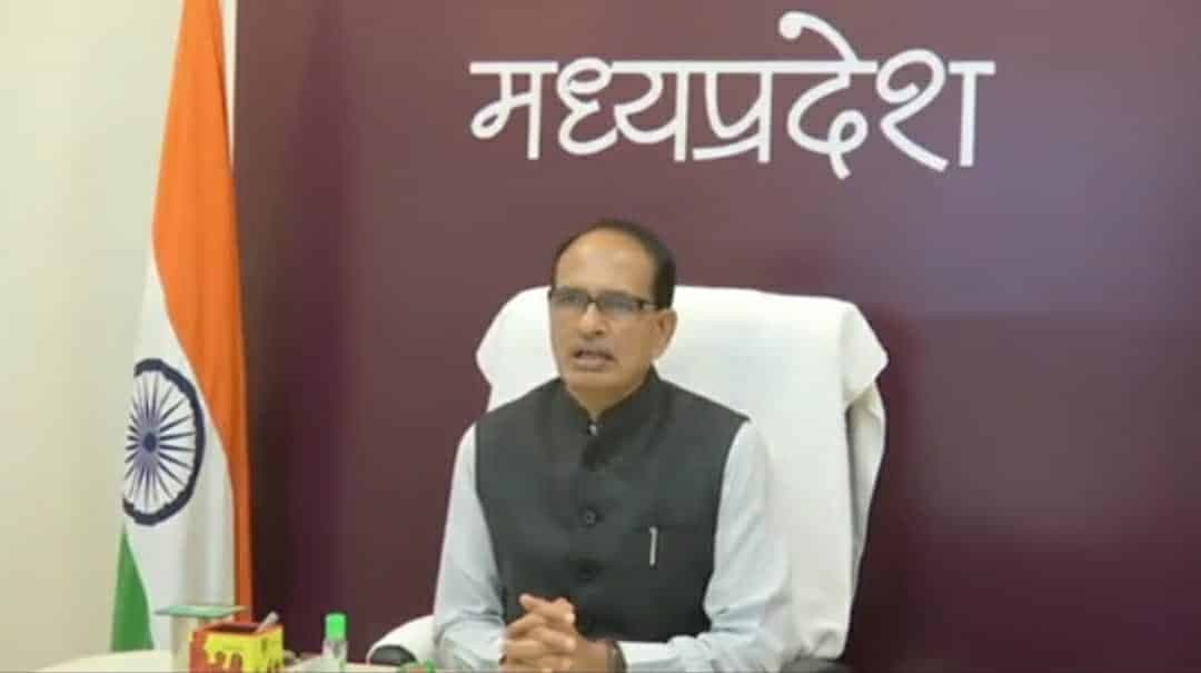 वैक्सीनेशन महाअभियान के लिए समाज के लोग अपने अंदाज में कर रहे लोगों को प्रेरित