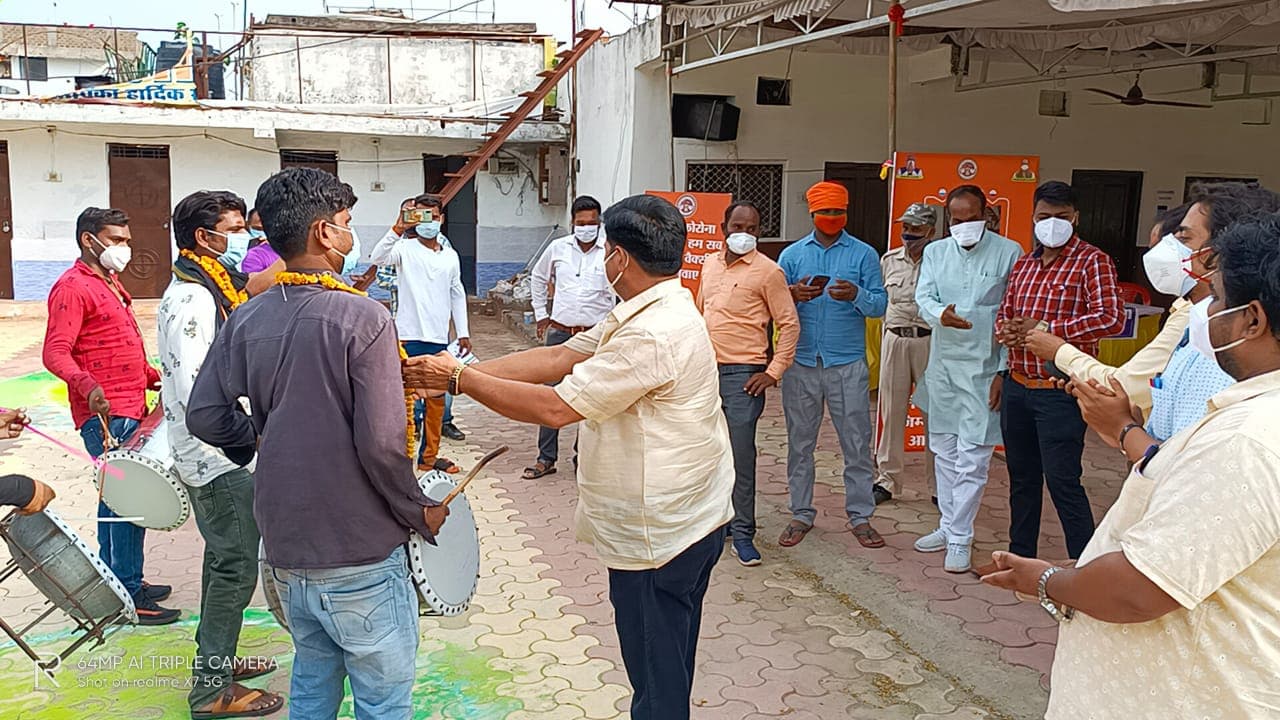 इटारसी : वैक्सीन लगवाने ढोल लेकर पहुंचे लोग, SDM ने माला पहनाकर किया स्वागत