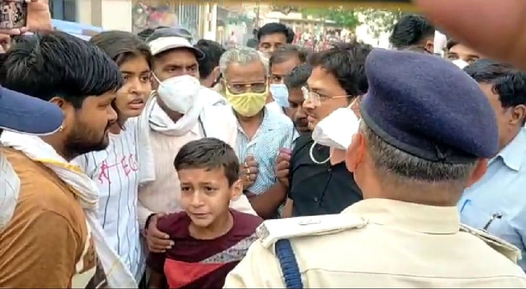 प्रताड़ना से तंग आकर जहर खाने वाले शिक्षक चंद्रमोलेश्वर के मामले में Guna बीईओ गिरफ्तार