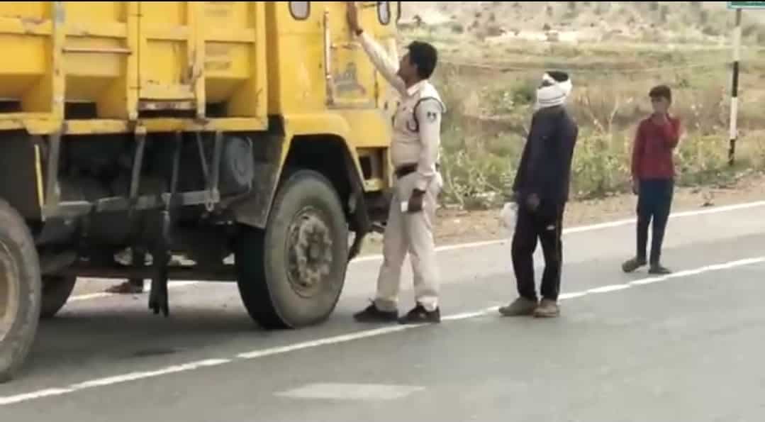 डबरा- पुलिसकर्मी द्वारा हाईवे पर अवैध वसूली, वीडियो वायरल