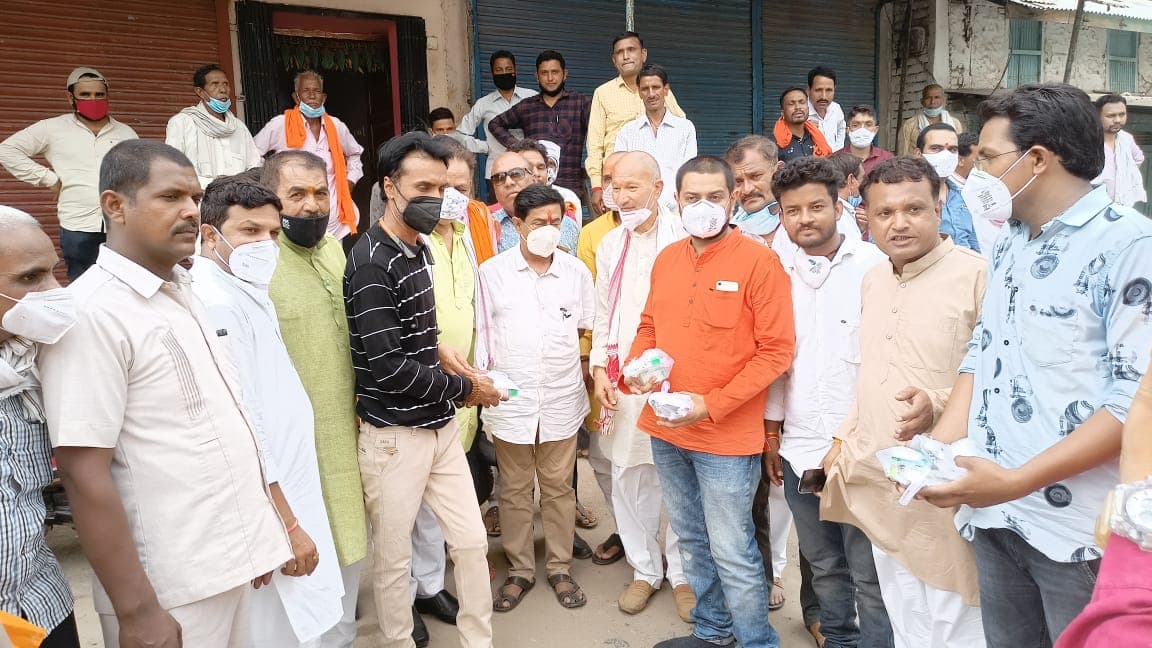 पूर्व मंत्री दीपक जोशी ने जन्मदिन पर गोद ली आदिवासी बस्ती, गरीबों का लिया ज़िम्मा
