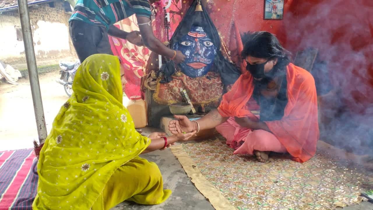 Betul: आदिवासियों को वैक्सीनेशन के लिए जागरुक करने के लिए प्रशासन ले रहा भगत भूमका की मदद