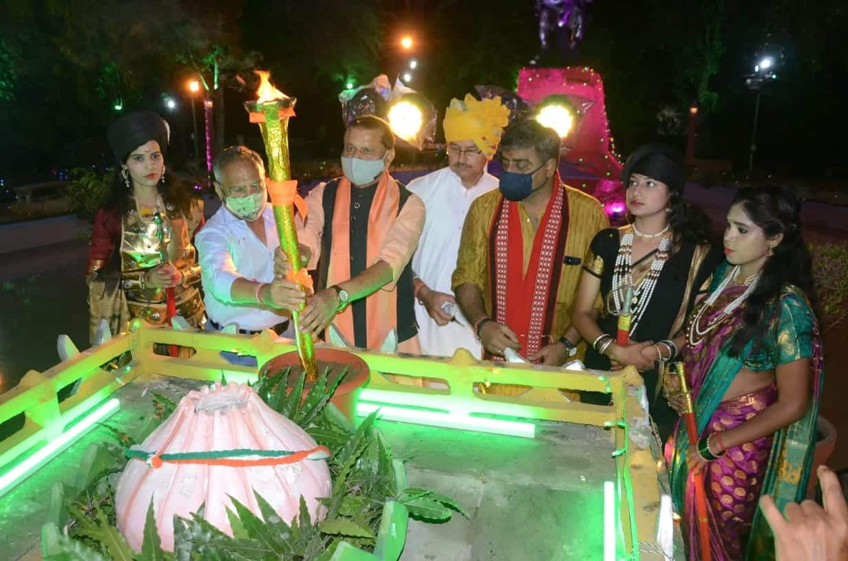 झांसी से आई शहीद ज्योति, वीरांगना के बलिदान की पूर्व संध्या पर दीपों से जगमगाया शहर
