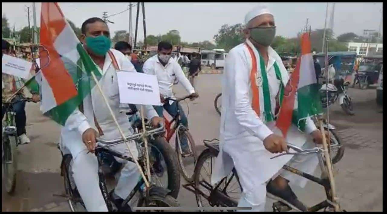 डबरा: कांग्रेसियों का विरोध, साइकल चलाकर विधायक सुरेश राजे ने सभी petrol pump पर दर्ज कराई उपस्थिति