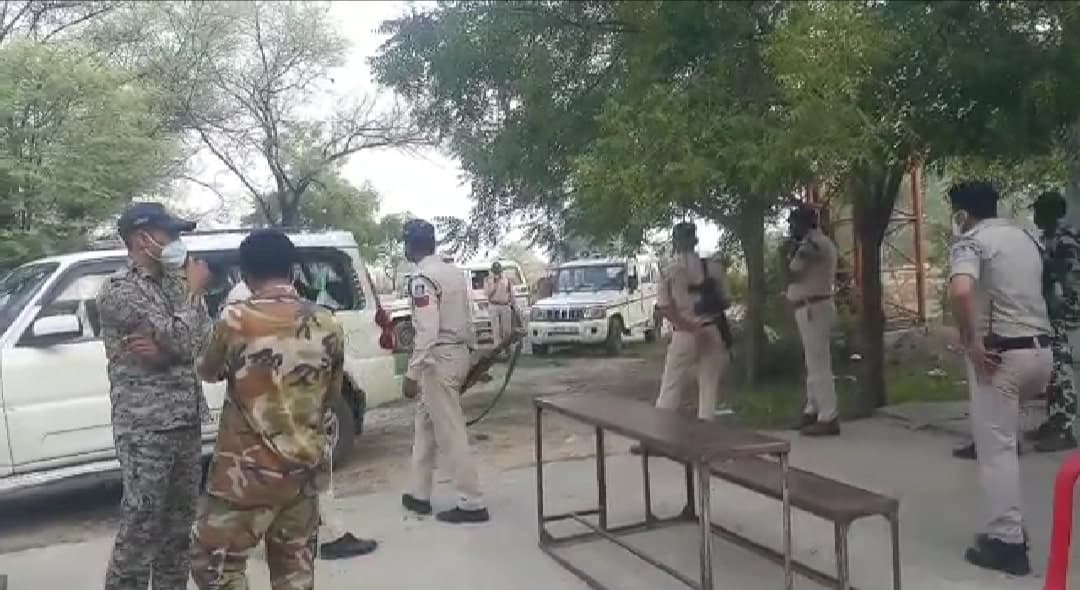 Morena: चोरों ने पुलिस चौकी पर ही बोल दिया धावा, बंदूक और कारतूस चोरी, पुलिस जांच में जुटी